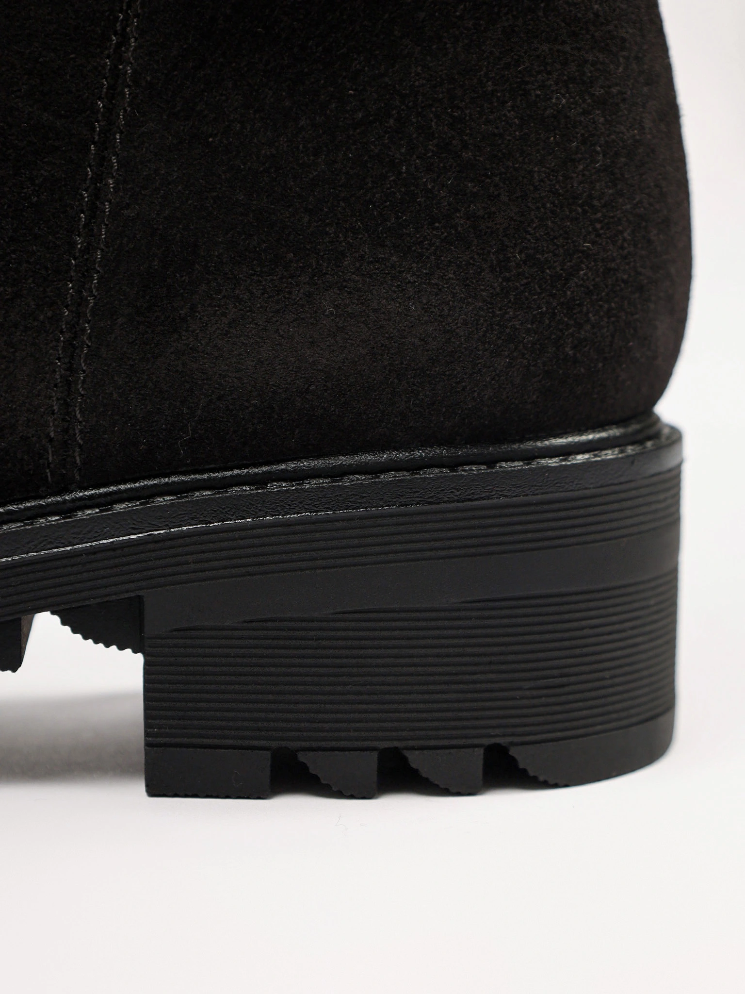 Сапоги темно-коричневого цвета с оторочкой на рельефной подошве